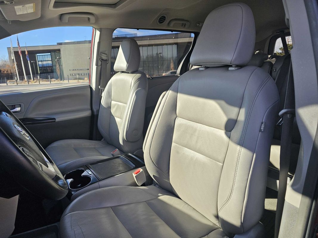 2018 Toyota Sienna XLE - Photo 11