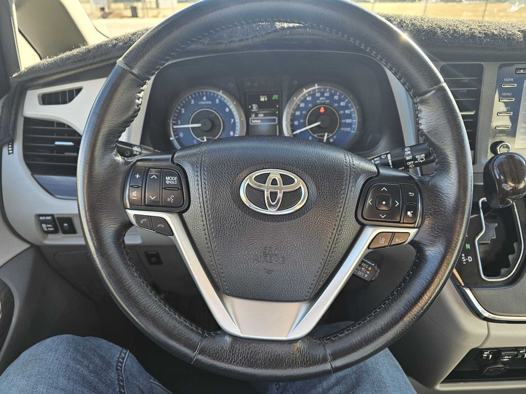 2018 Toyota Sienna XLE - Photo 14