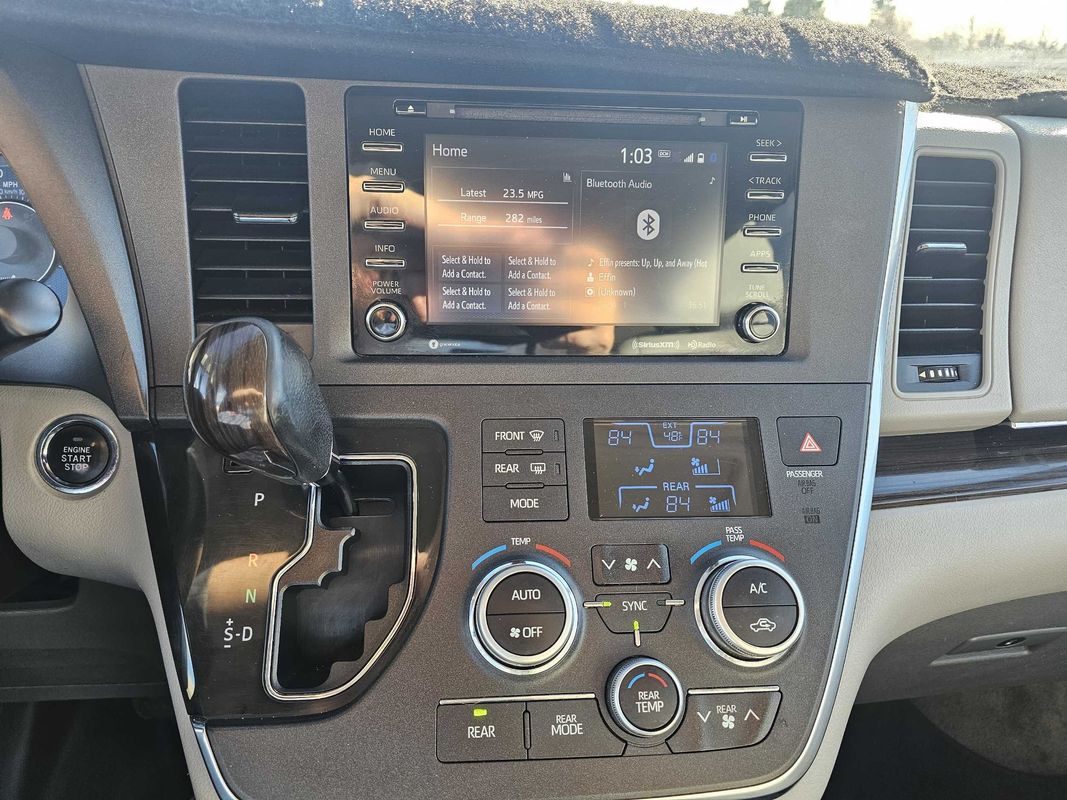2018 Toyota Sienna XLE - Photo 16