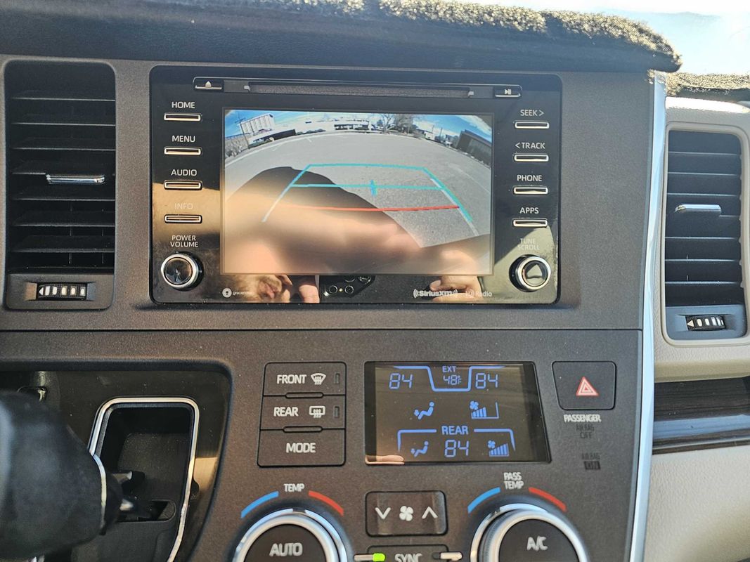 2018 Toyota Sienna XLE - Photo 17