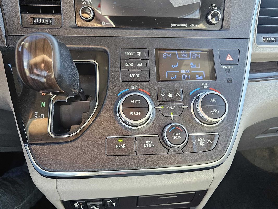 2018 Toyota Sienna XLE - Photo 18