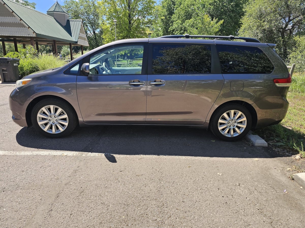 Toyota Sienna photo 2