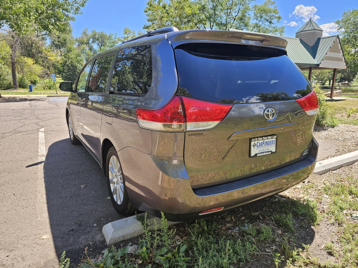 Toyota Sienna photo 3
