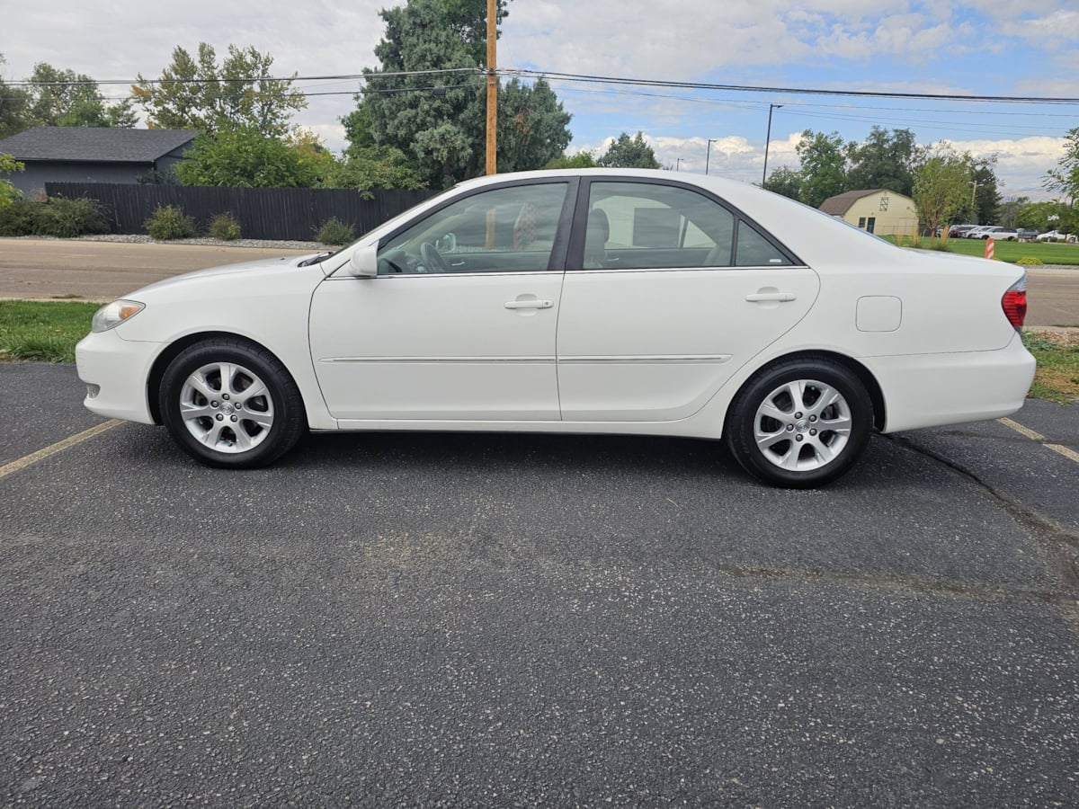 Toyota Camry photo 2