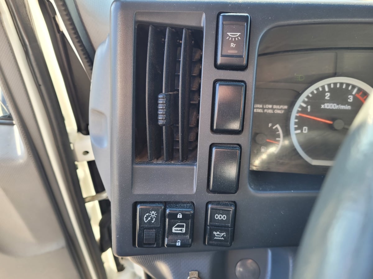 2014 Isuzu NPR photo 16