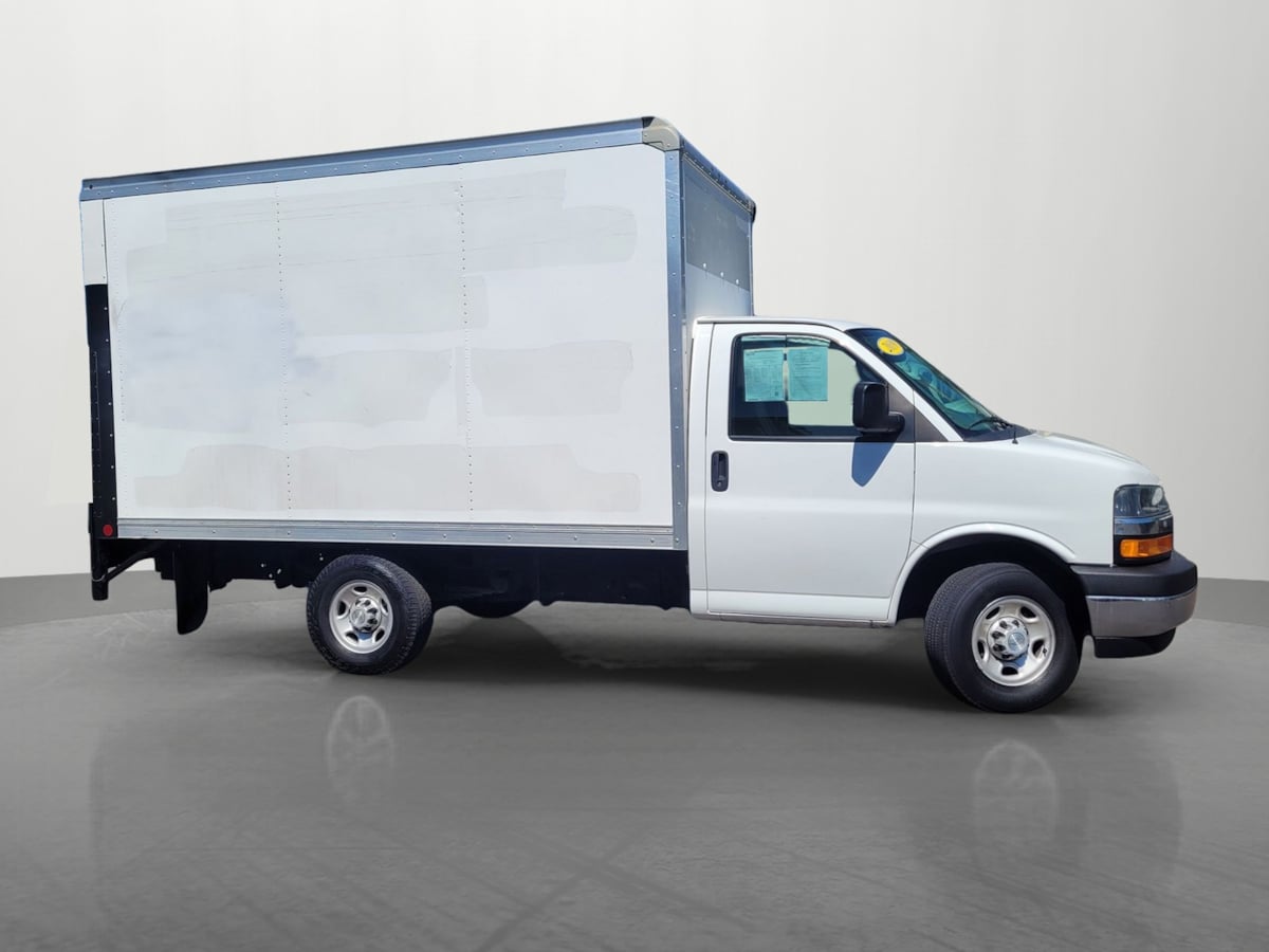 2019 Chevrolet Express Cutaway 3500 Van photo 3