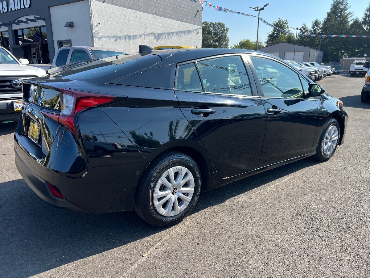 2022 Toyota Prius LE photo 6