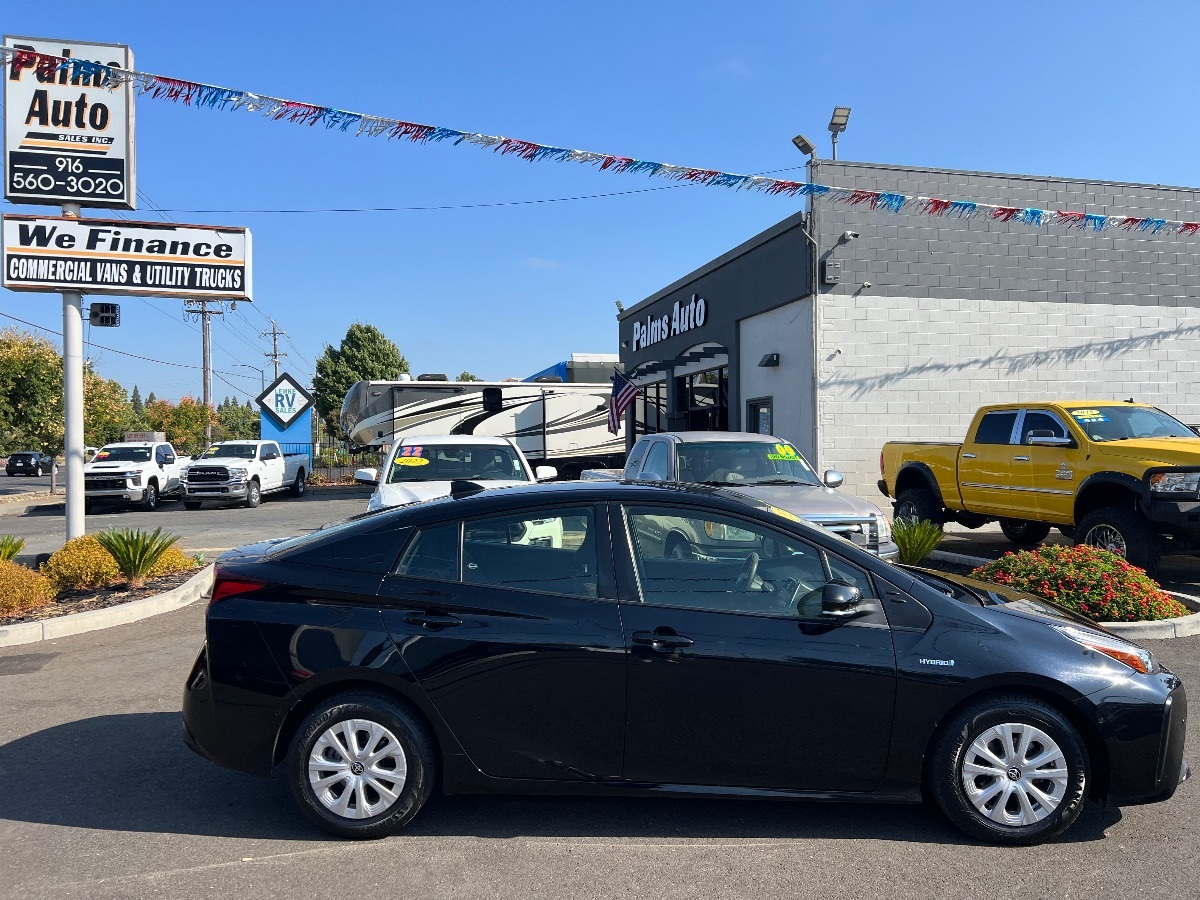 2022 Toyota Prius LE photo 7