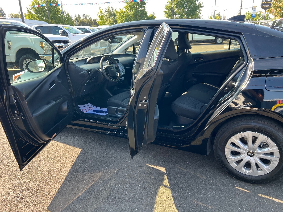 2022 Toyota Prius LE photo 8
