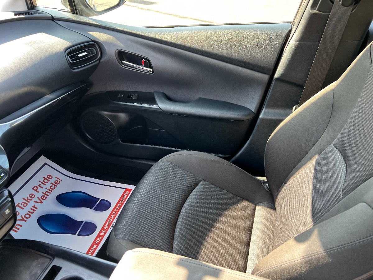 2022 Toyota Prius LE photo 18