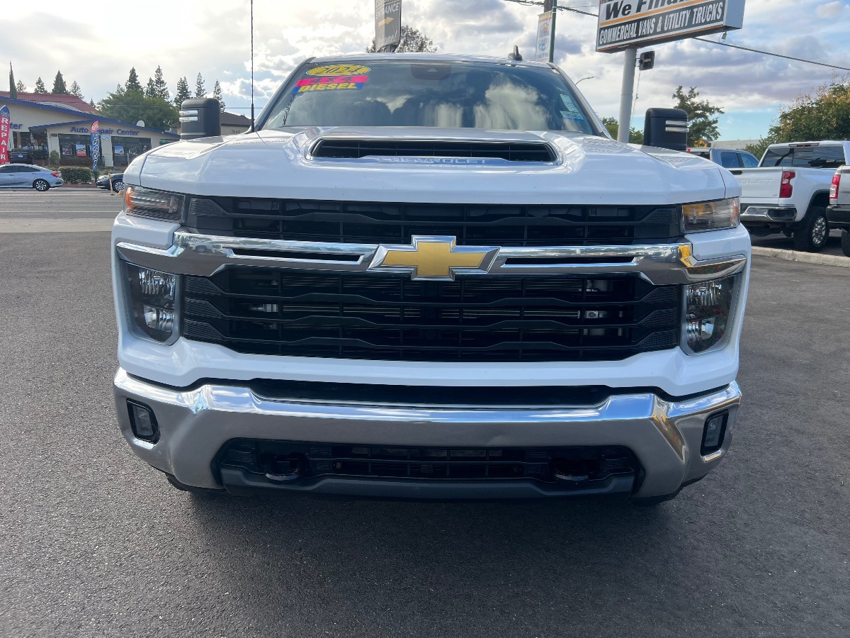 2024 Chevrolet Silverado 2500HD LT photo 2