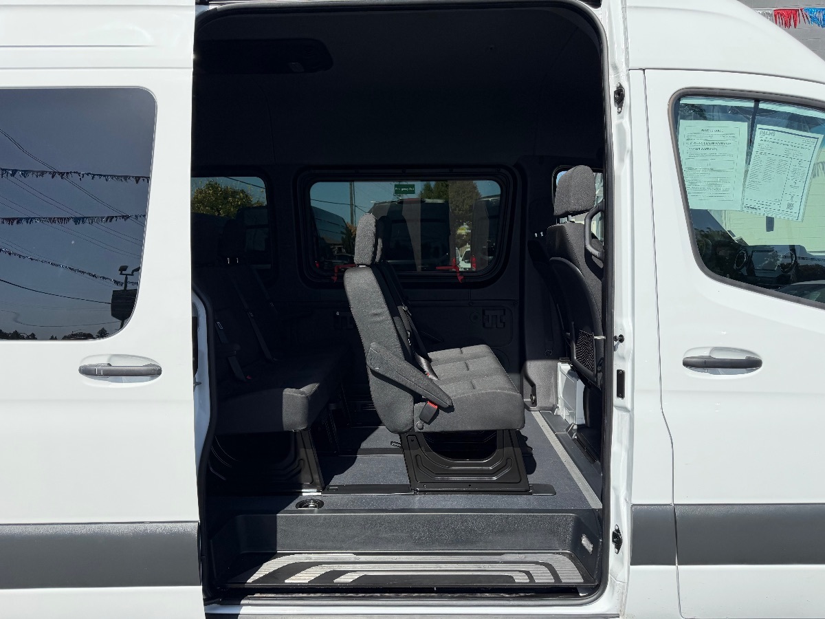 Mercedes-Benz Sprinter photo 9
