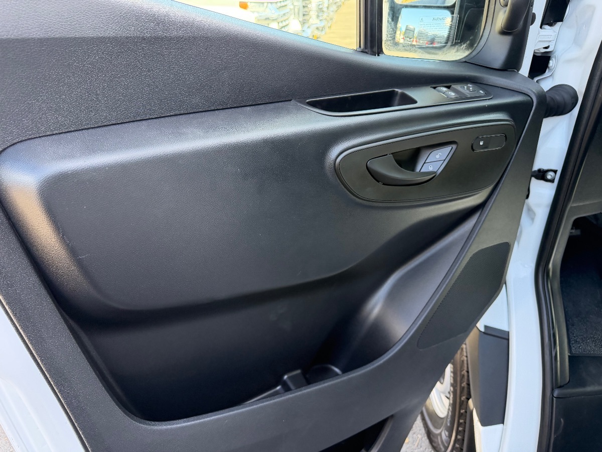 Mercedes-Benz Sprinter photo 16