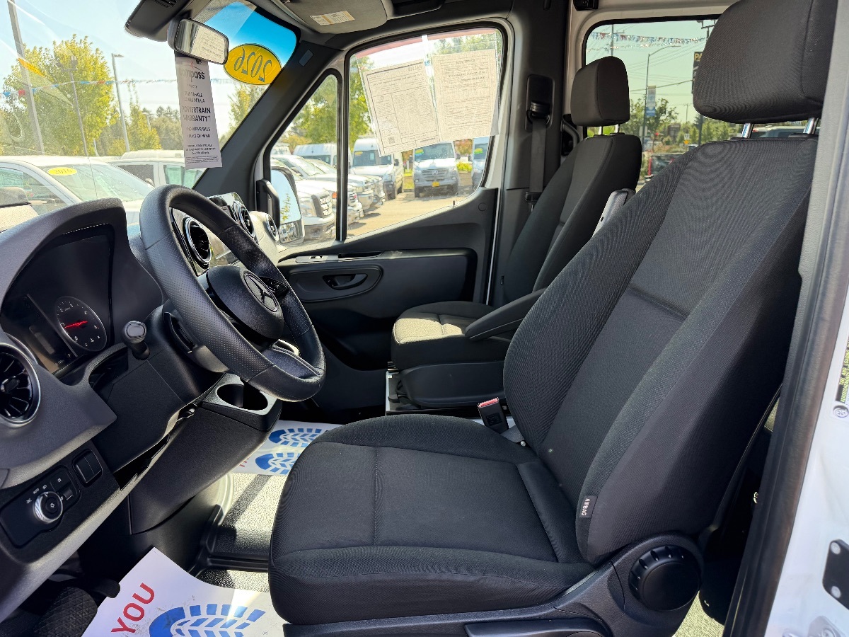 Mercedes-Benz Sprinter photo 17