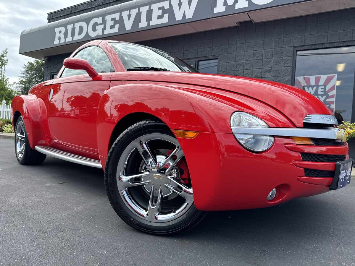 2005 Chevrolet SSR Base photo 3
