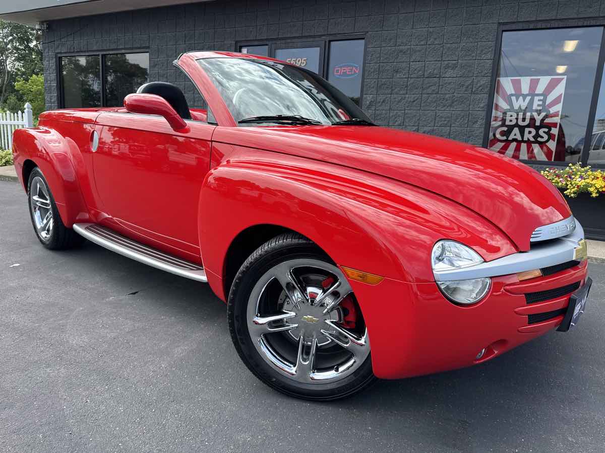 2005 Chevrolet SSR Base photo 2