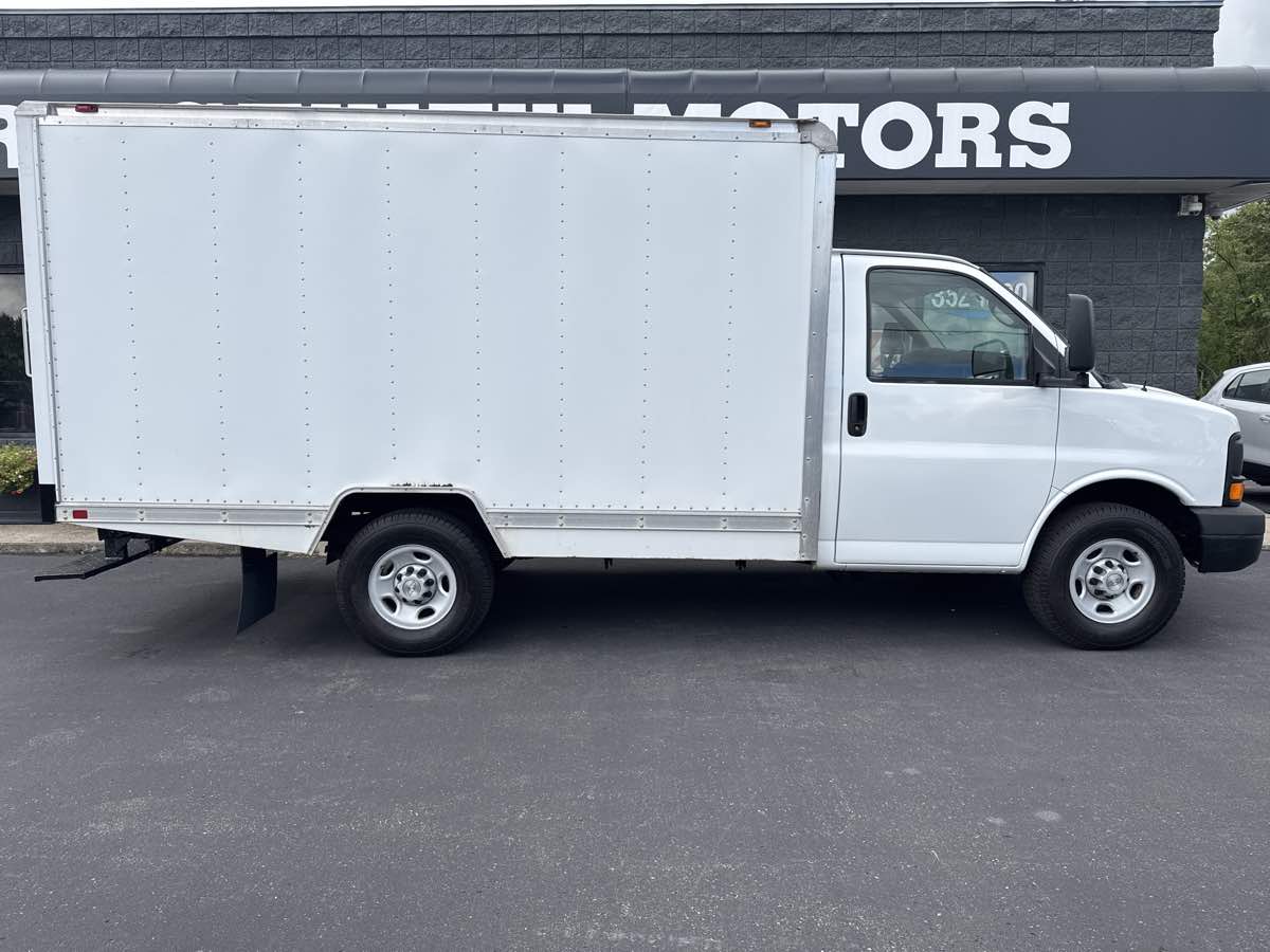 2009 Chevrolet Express Cutaway 3500 photo 2