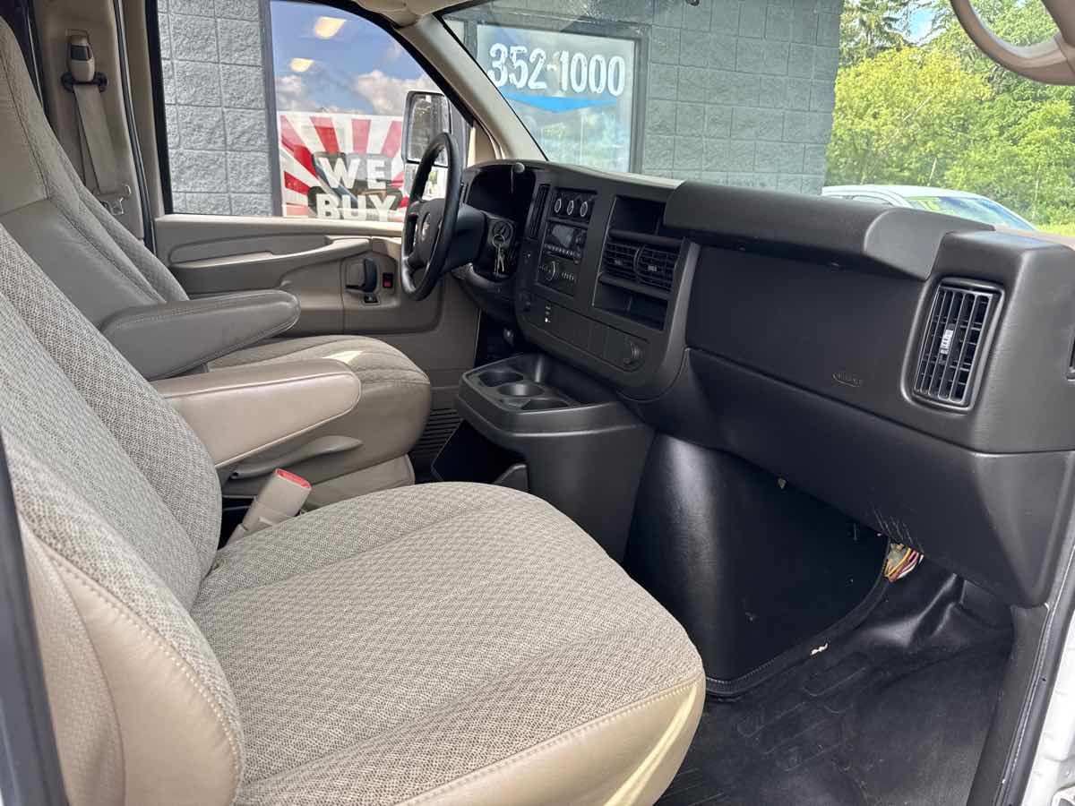 2009 Chevrolet Express Cutaway 3500 photo 10