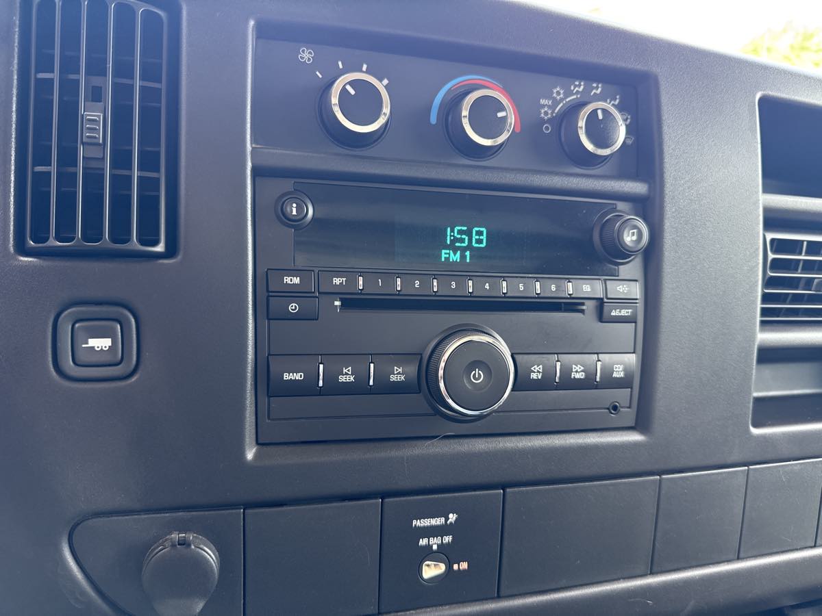 2009 Chevrolet Express Cutaway 3500 photo 12