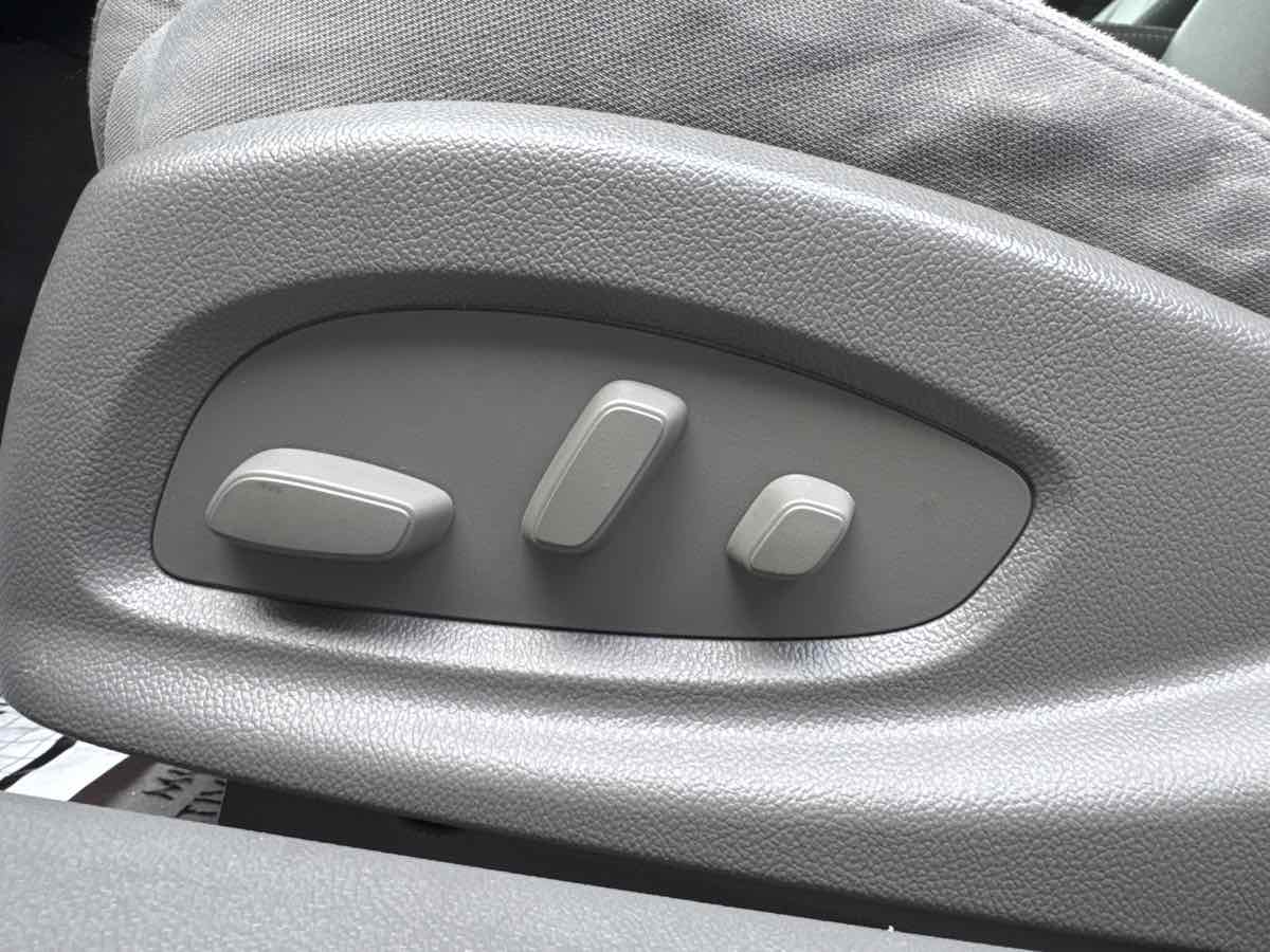 2016 Chevrolet Impala LS photo 22