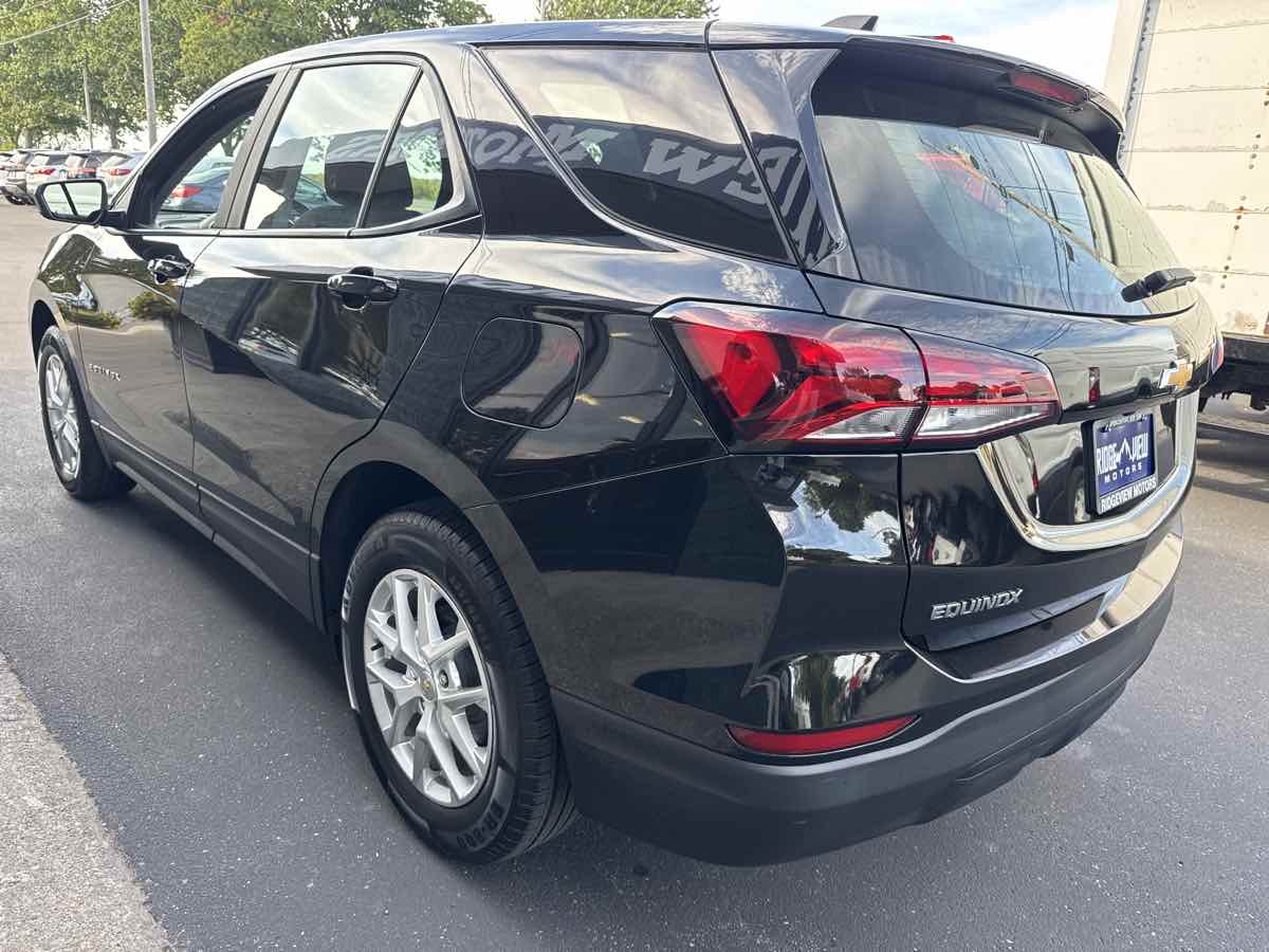 2022 Chevrolet Equinox LS photo 3