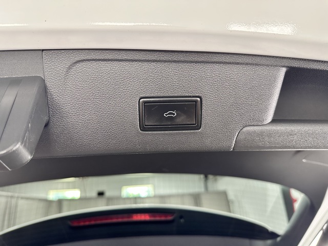 2020 Volkswagen Atlas Cross Sport V6 SEL R-Line photo 10