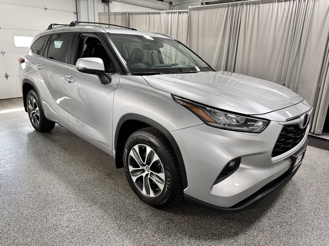 2020 Toyota Highlander XLE photo 3