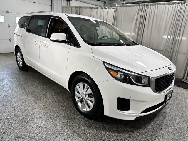 2017 Kia Sedona LX photo 3