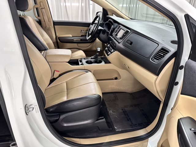 2017 Kia Sedona LX photo 7