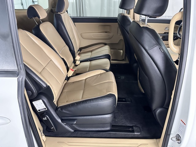 2017 Kia Sedona LX photo 8