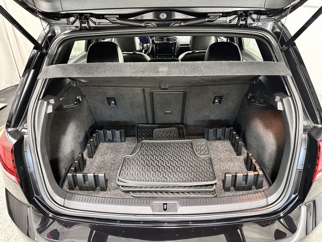 2018 Volkswagen Golf R 4Motion photo 8