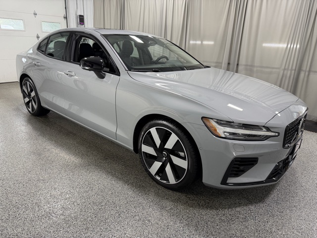 2024 Volvo S60 Recharge T8 Plus photo 3