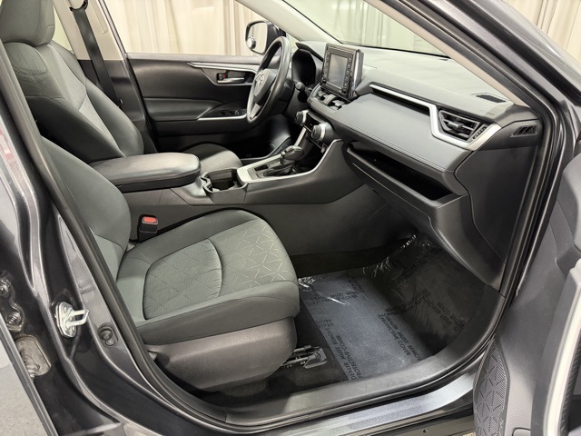 2021 Toyota RAV4 XLE photo 4