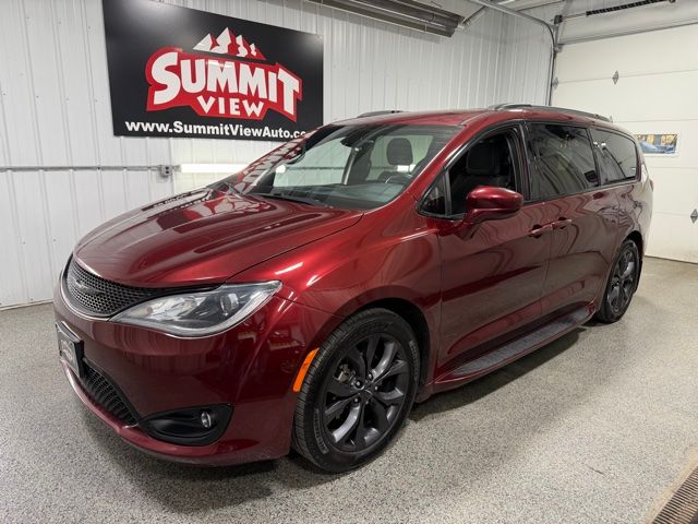 2018 Chrysler Pacifica Touring Plus's photo