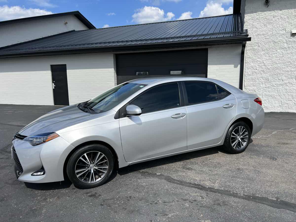 2017 Toyota Corolla LE photo 2