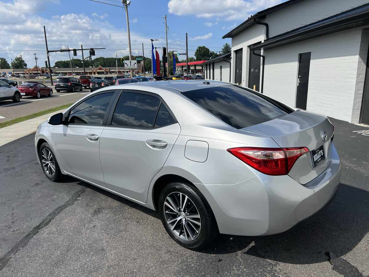 2017 Toyota Corolla LE photo 3