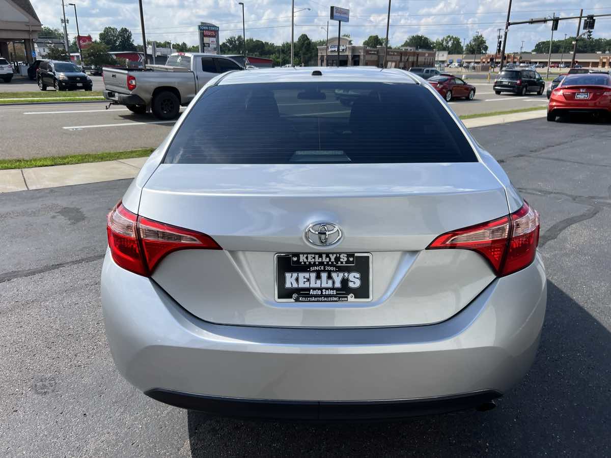 2017 Toyota Corolla LE photo 4