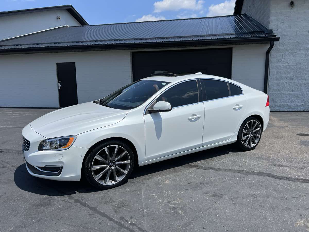 2015 Volvo S60 T6 Drive-E Platinum photo 2