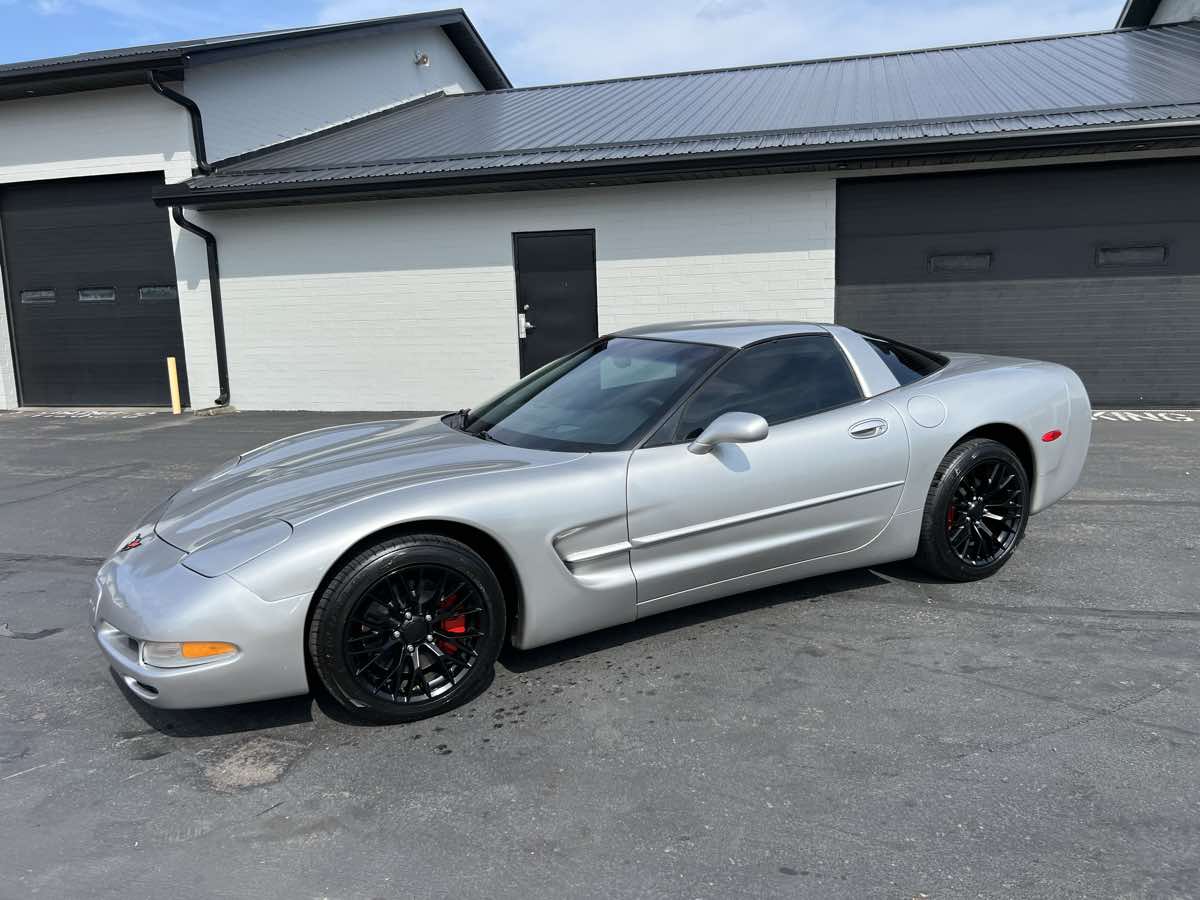 2004 Chevrolet Corvette photo 2