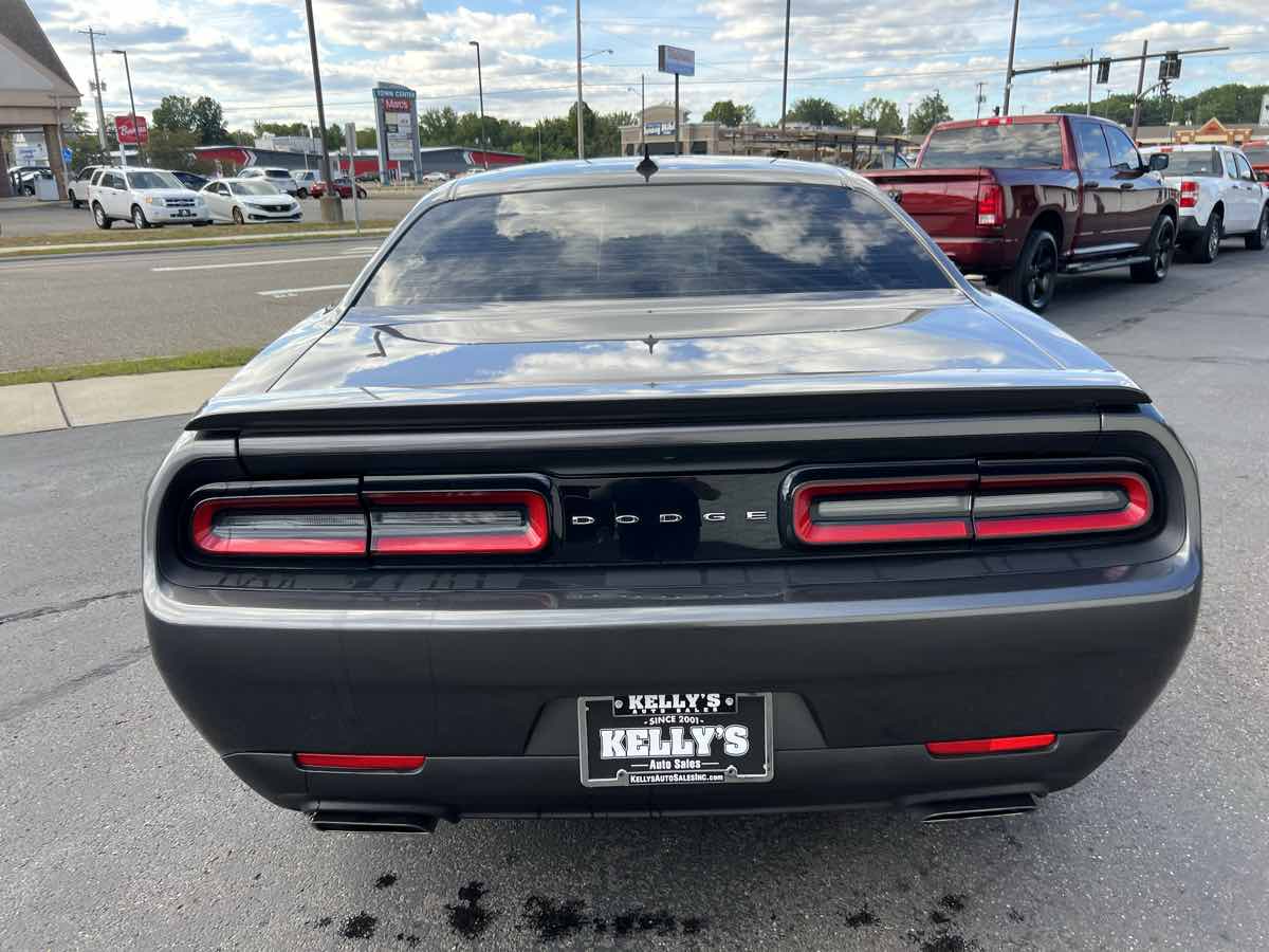 2015 Dodge Challenger R/T photo 4