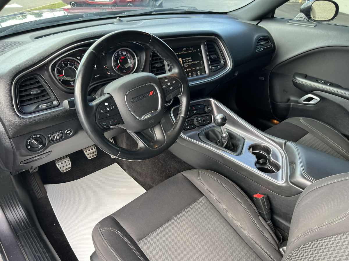 2015 Dodge Challenger R/T photo 11