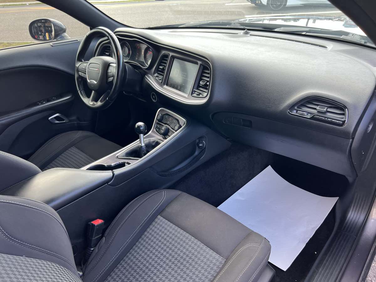 2015 Dodge Challenger R/T photo 16