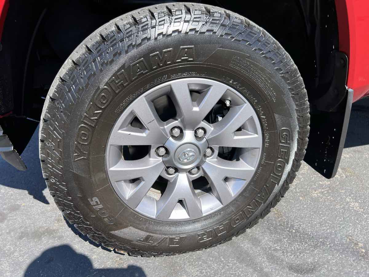 2017 Toyota Tacoma SR5 Double Cab V6 4x4 photo 8