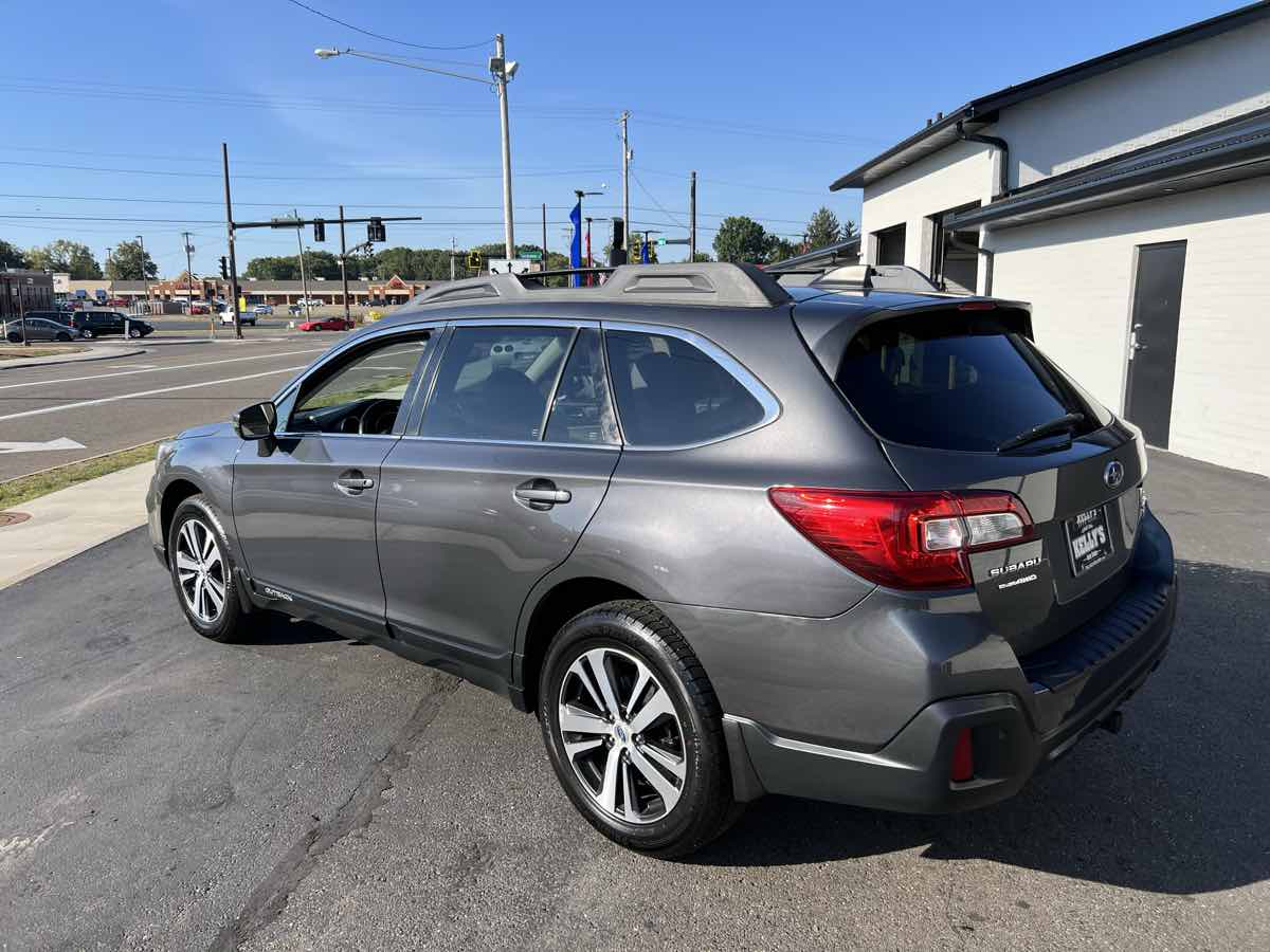 2018 Subaru Outback Limited photo 2