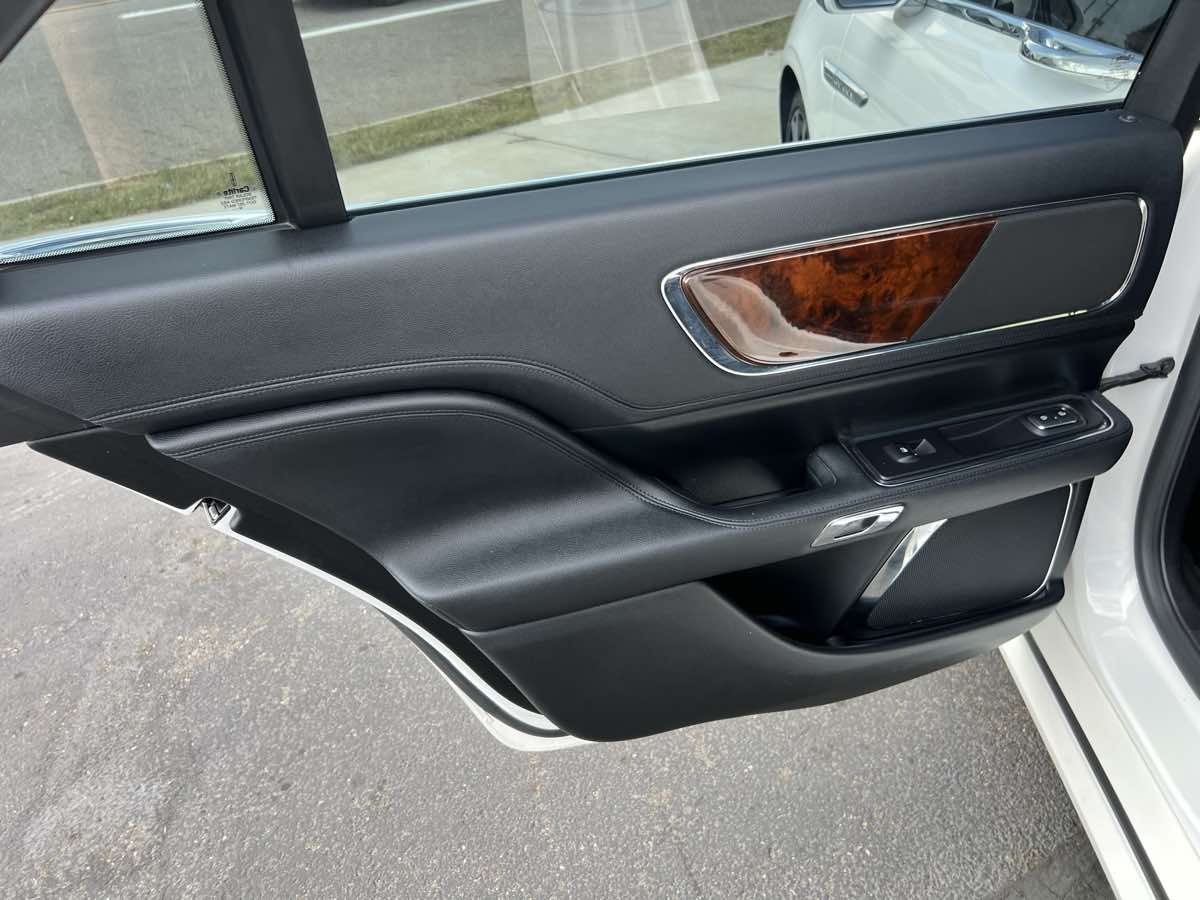 2017 Lincoln Continental Select photo 12