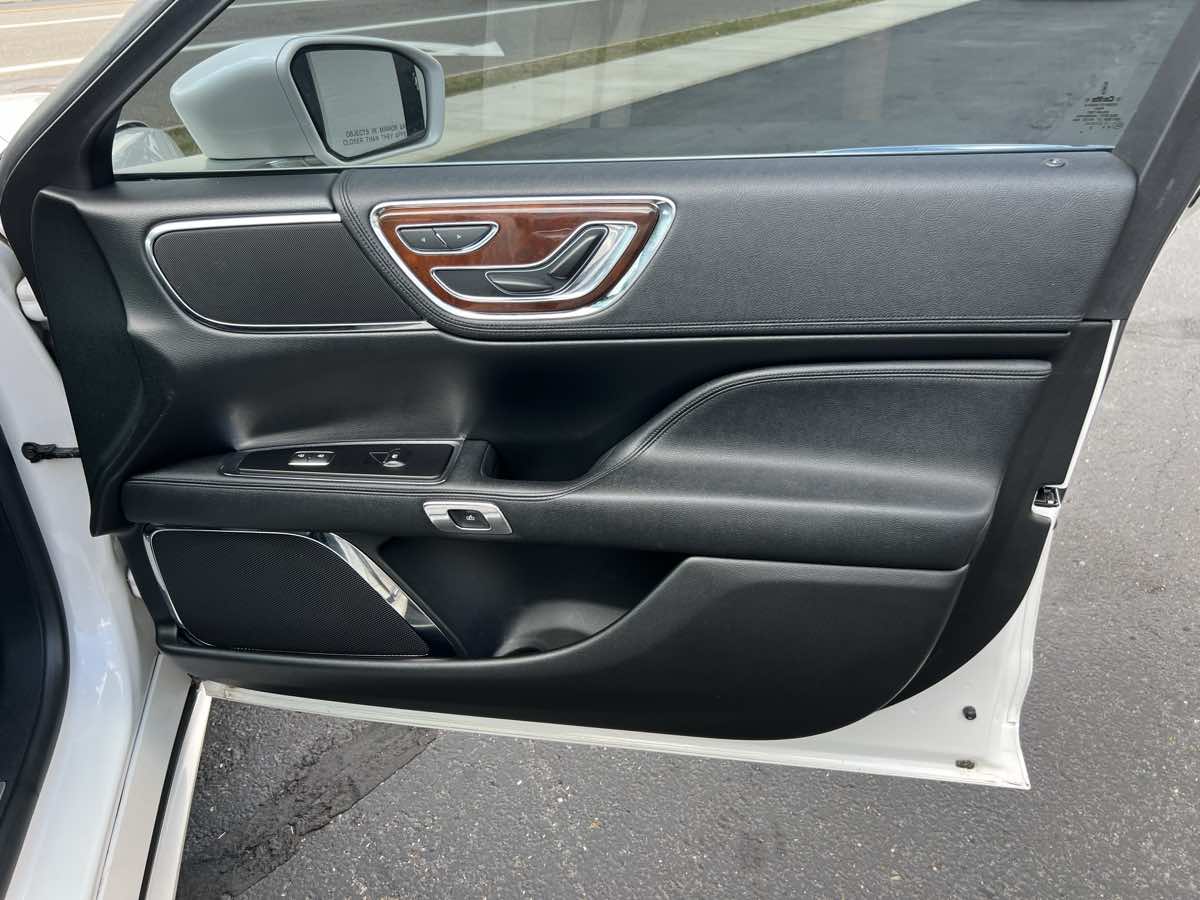 2017 Lincoln Continental Select photo 18