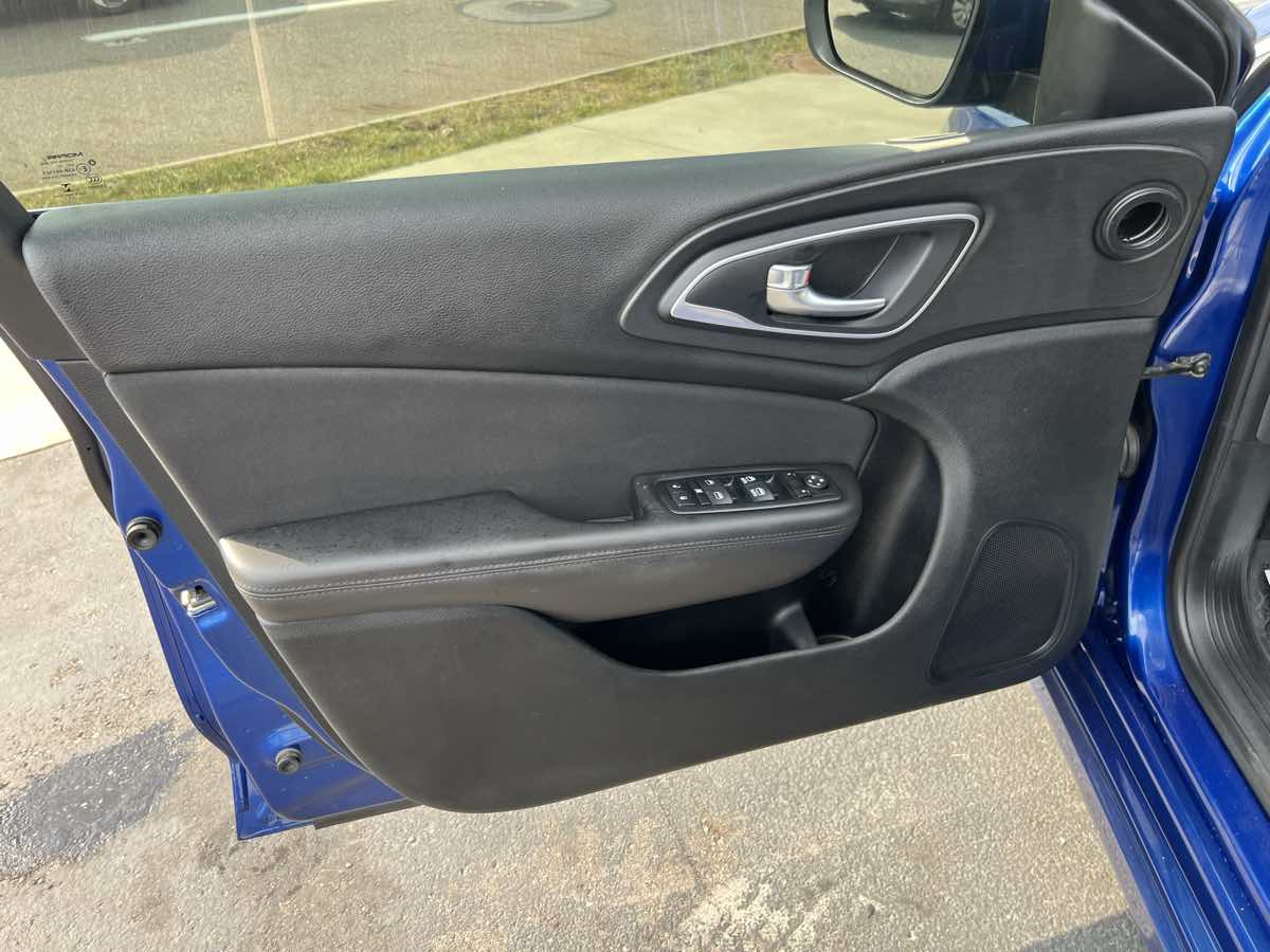 2015 Chrysler 200 Limited photo 11