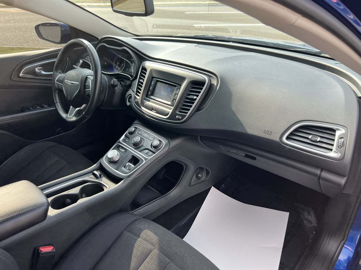2015 Chrysler 200 Limited photo 17