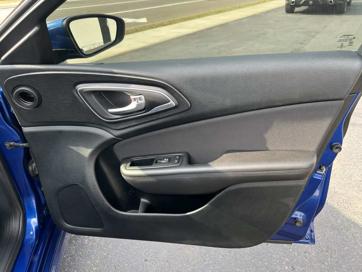 2015 Chrysler 200 Limited photo 18