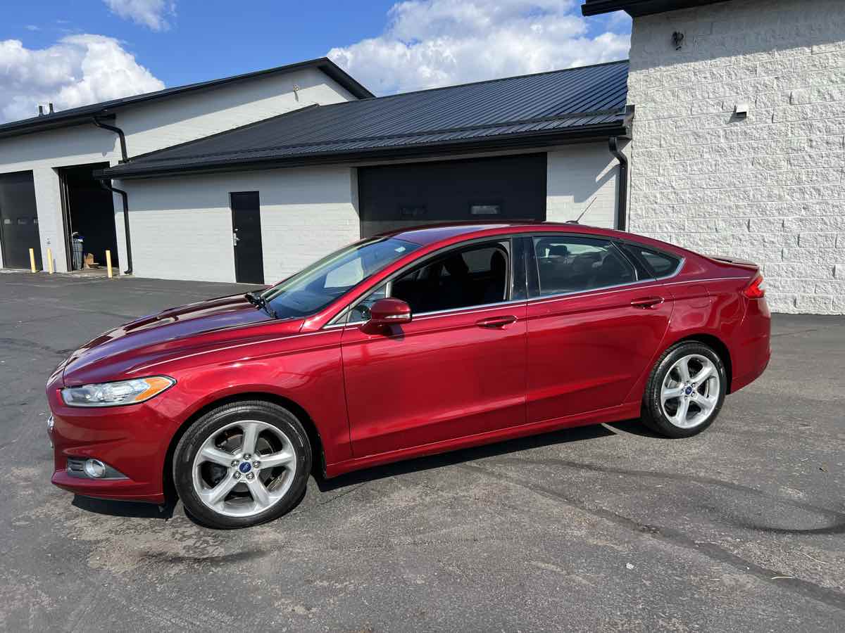 2015 Ford Fusion SE photo 2